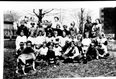 Picture of a class from the Red Brick School in Elgin c.1920