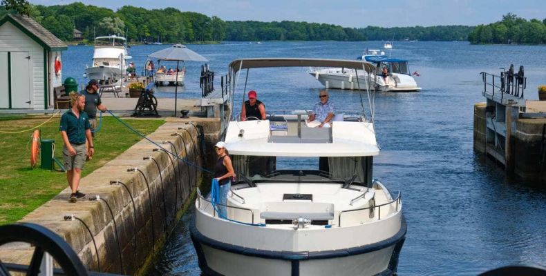 LeBoat at Narrows Lock