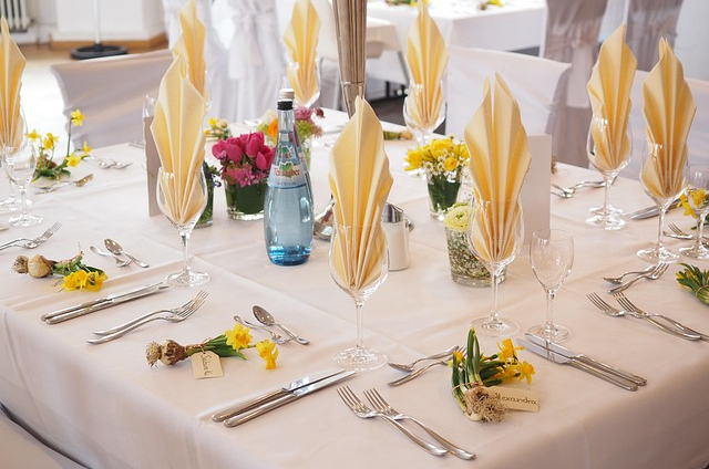 wedding table 1174135 640